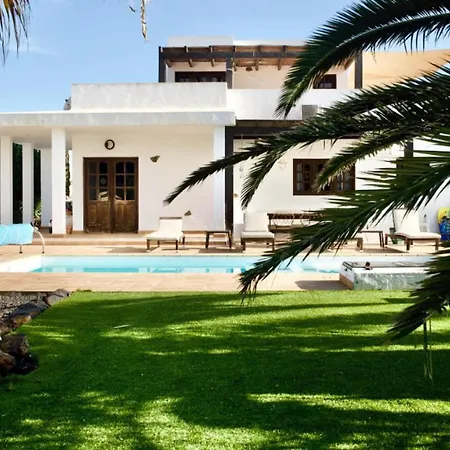 Villa-sleeps 6-free Parking-playground Villa Lajares