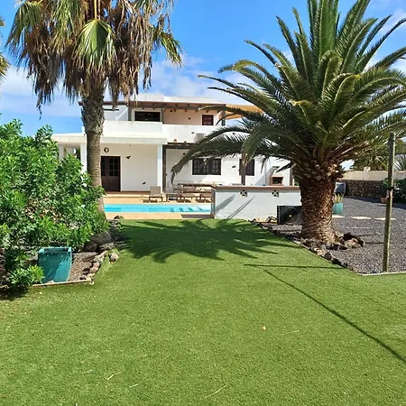 Villa-sleeps 6-free Parking-playground Villa Lajares